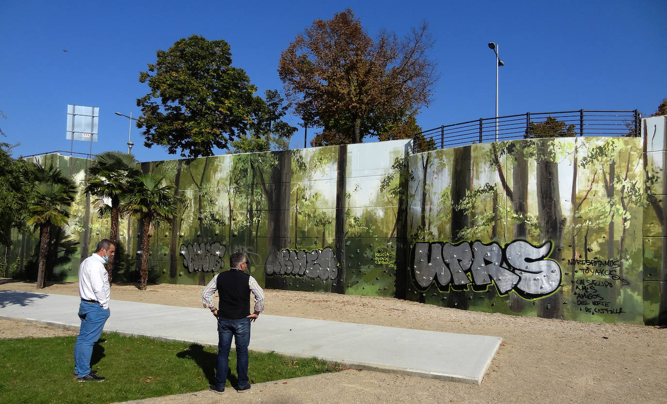 Fotos: Los grafitis cubren el mural recién pintado en el parque Bolaños de Valladolid