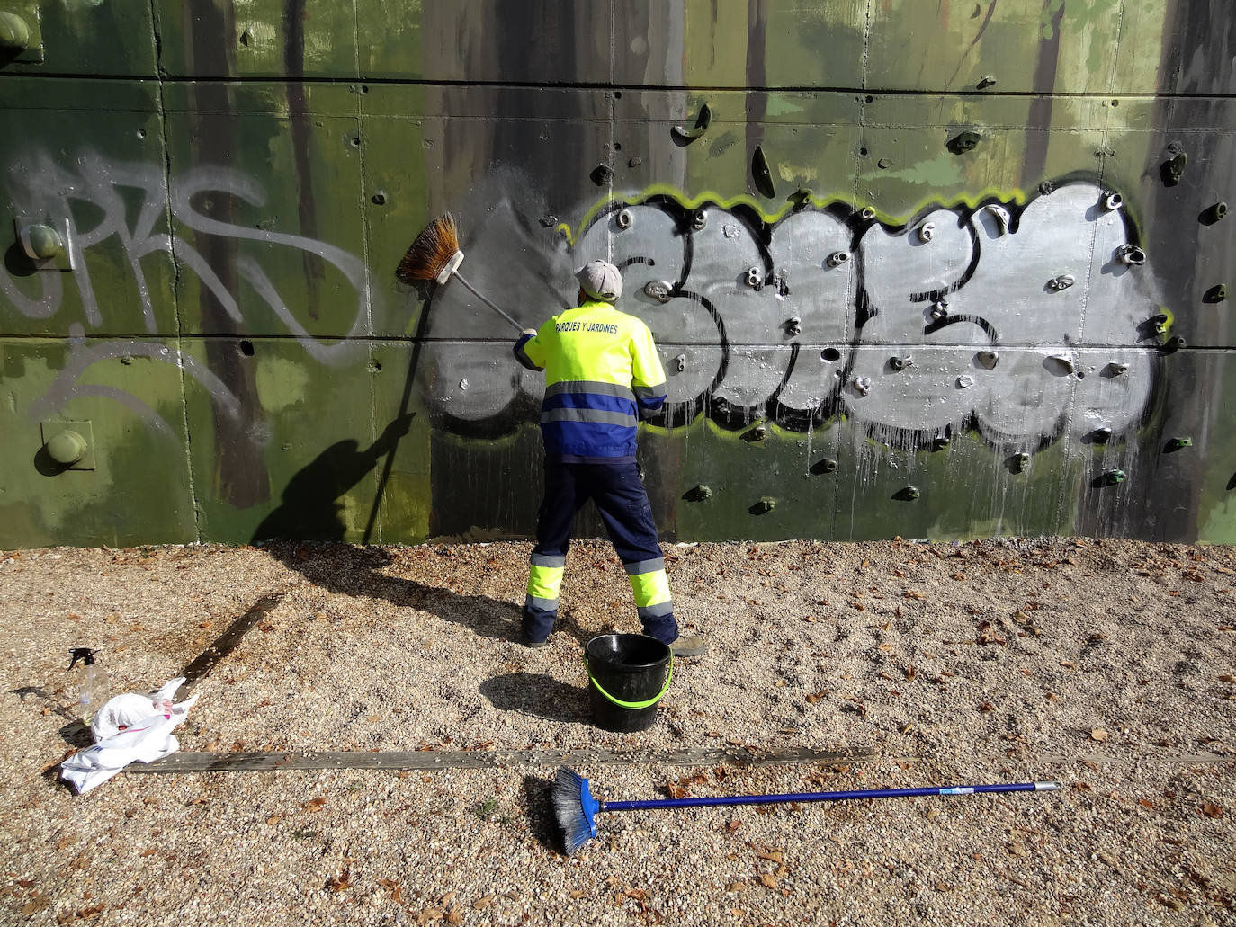 Fotos: Los grafitis cubren el mural recién pintado en el parque Bolaños de Valladolid