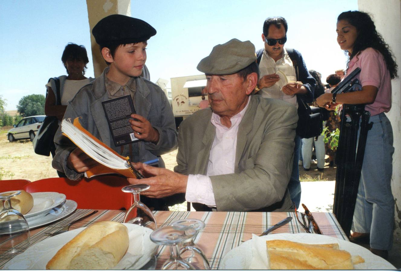 22.08.96 Delibes firma el guión a Álvaro Monge, el protagonista de 'Las Ratas', durante el rodaje de la película en la localidad palentina de Villalcázar de Sirga (Palencia).