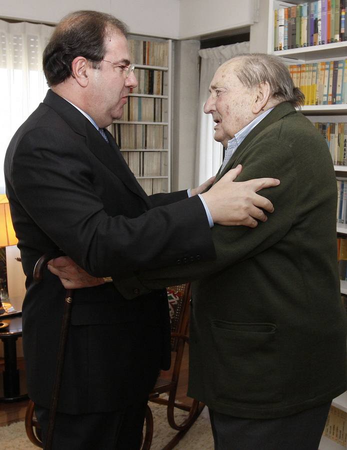 16.11.09 Juan Vicente Herrera, presidente de la Junta, abraza a Miguel Delibes tras imponerle la Medalla de Oro de Castilla y León en el domicilio del escritor.