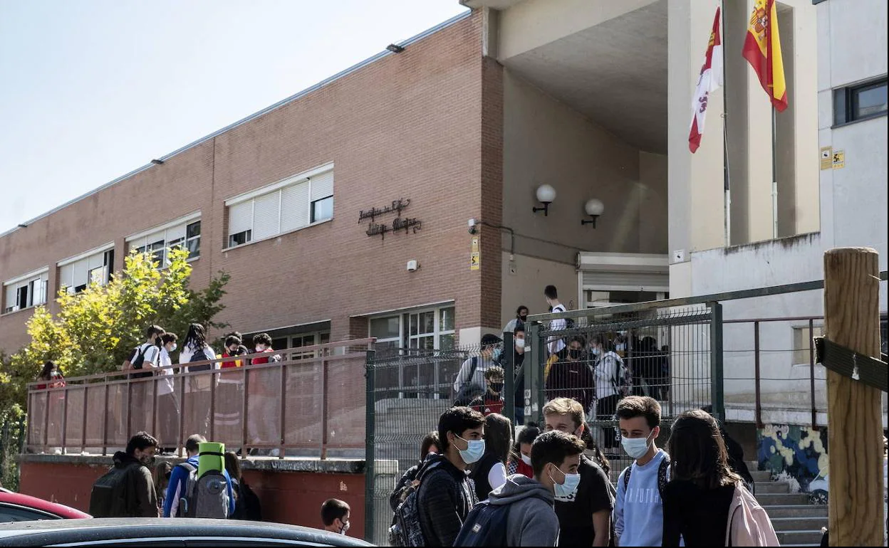 Un grupo de alumnos del Julián Marías, ante las puertas del instituto. 