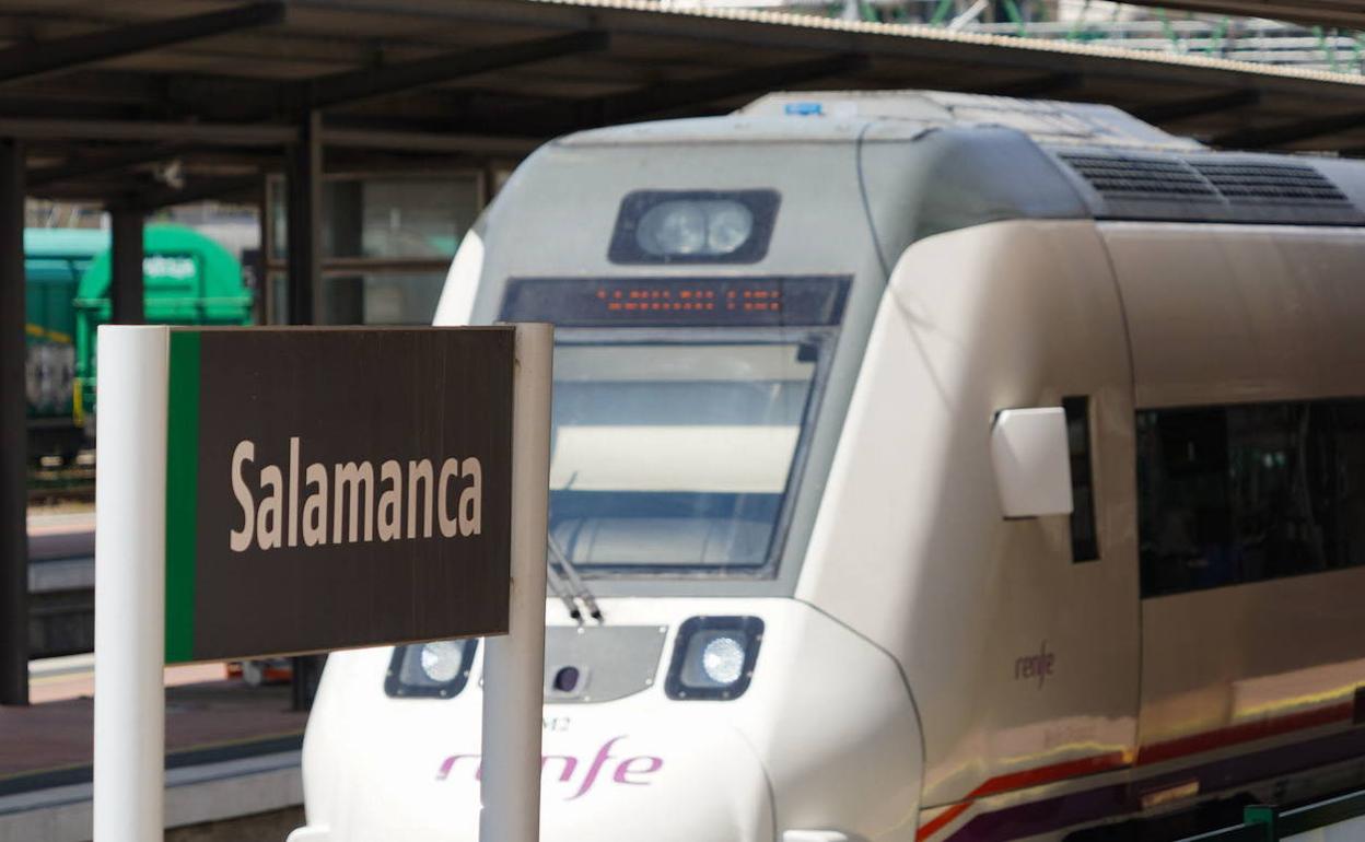 Tren en la estación local. 