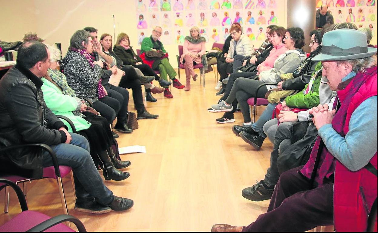Reunión en febrero de Gente Festeamus con colectivos y particulares para poner en escena la obra 'Cierva acosada'. 