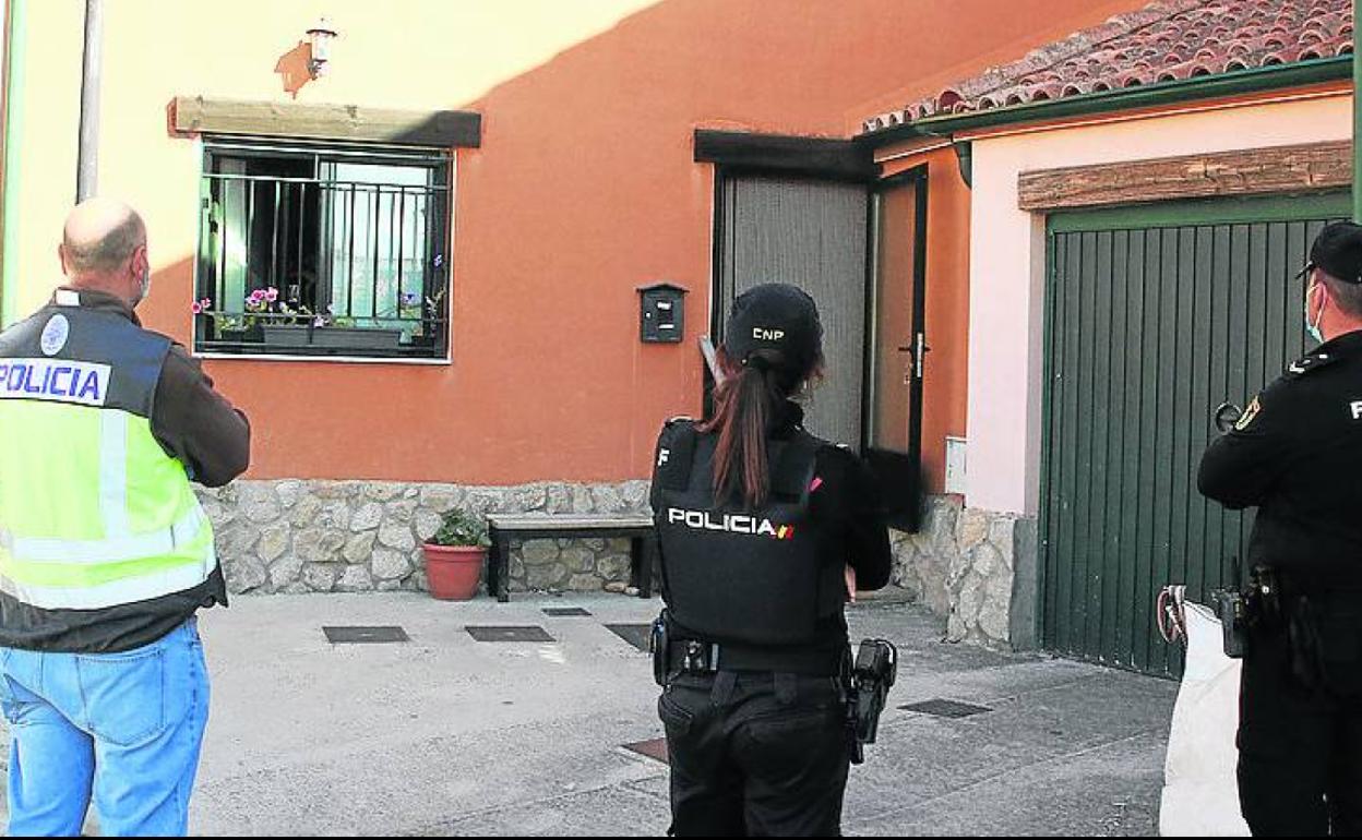 Policía Nacional, durante la operación en Garcillán. 