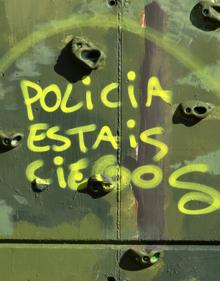 Imagen secundaria 2 - Pruebas para intentar eliminar los grafitis y mensaje de los autores a los policías.