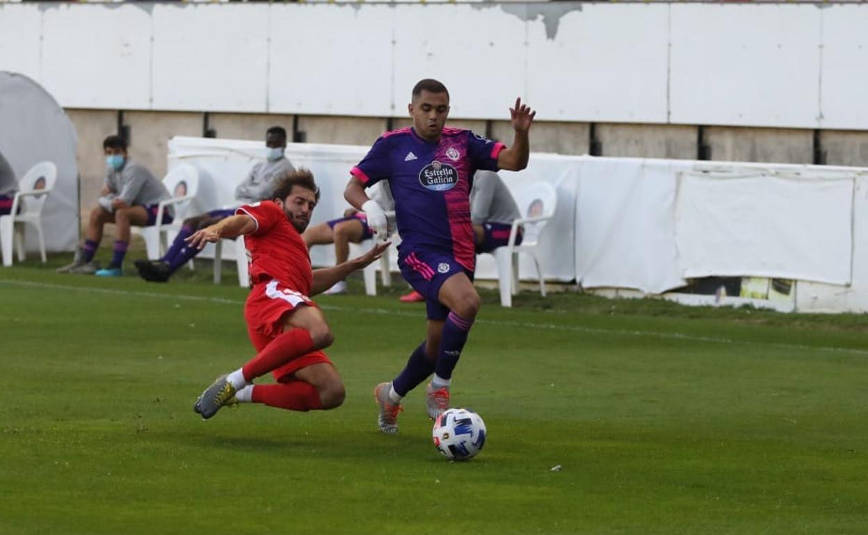 Una acción del partido entre el CD Guijuelo y el Valladolid B. 