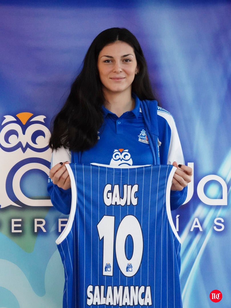 Acto de presentación de las jugadoras de Avenida.