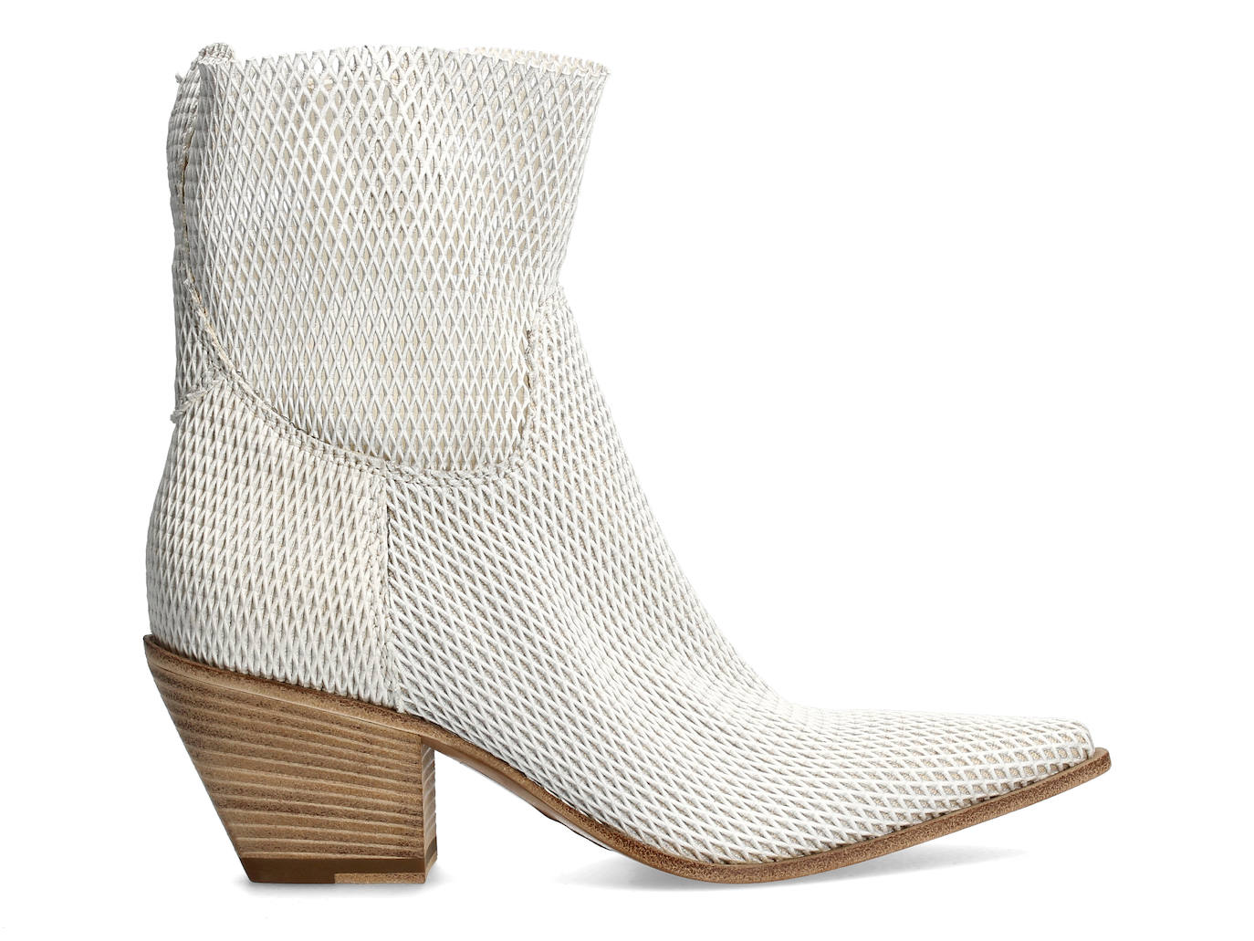 Botín 'cowboy' en color blanco con tejido perforado (495 euros).