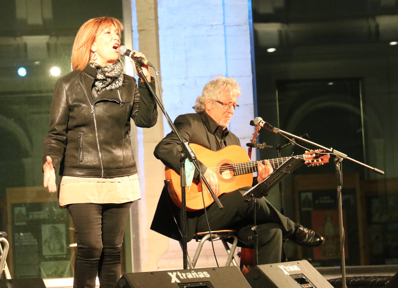 Tras las actuaciones la pasada semana, entre otras, de Celtas Cortos, Siloé y Helena Bianco, el ciclo 'A Cielo Abierto' vuelve a partir de hoy y hasta el domingo, a diferentes espacio de la ciudad. La joven cantante, ha ofrecido un repertorio de fusión de canción portuguesa, música sefardí, folk castellano y raíces lusas.