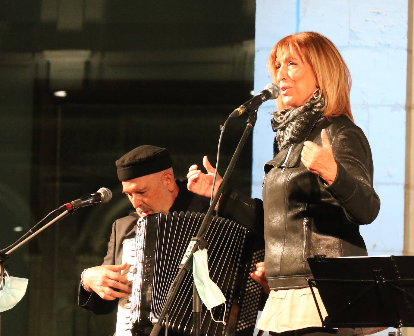 Tras las actuaciones la pasada semana, entre otras, de Celtas Cortos, Siloé y Helena Bianco, el ciclo 'A Cielo Abierto' vuelve a partir de hoy y hasta el domingo, a diferentes espacio de la ciudad. La joven cantante, ha ofrecido un repertorio de fusión de canción portuguesa, música sefardí, folk castellano y raíces lusas.