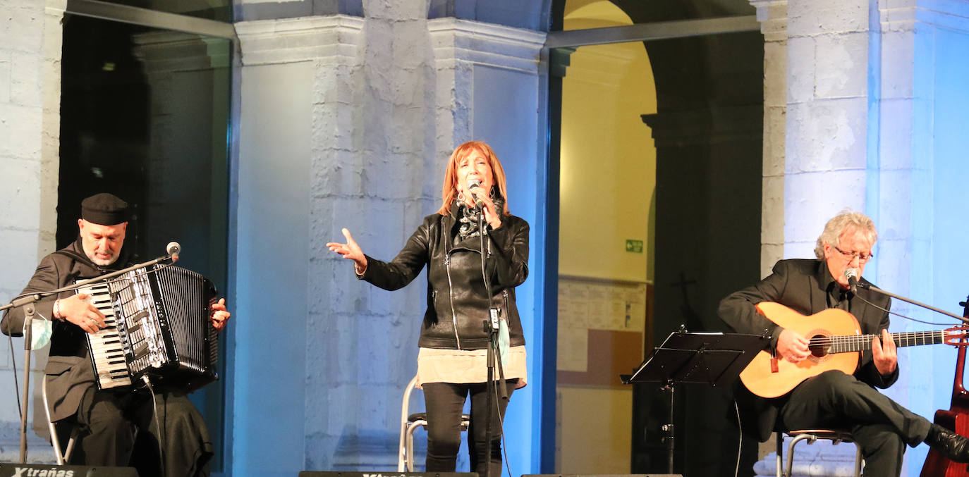 Tras las actuaciones la pasada semana, entre otras, de Celtas Cortos, Siloé y Helena Bianco, el ciclo 'A Cielo Abierto' vuelve a partir de hoy y hasta el domingo, a diferentes espacio de la ciudad. La joven cantante, ha ofrecido un repertorio de fusión de canción portuguesa, música sefardí, folk castellano y raíces lusas.