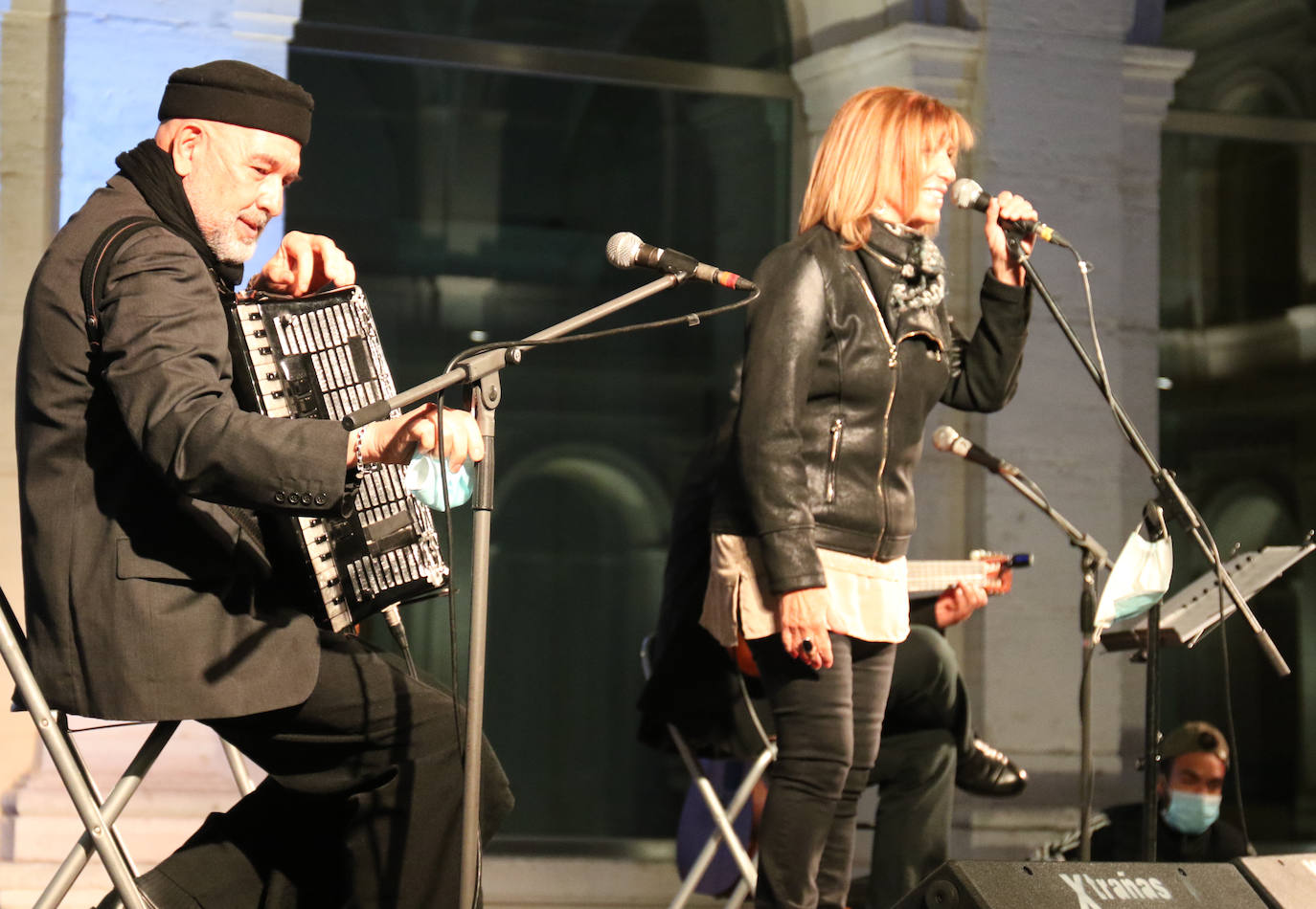 Tras las actuaciones la pasada semana, entre otras, de Celtas Cortos, Siloé y Helena Bianco, el ciclo 'A Cielo Abierto' vuelve a partir de hoy y hasta el domingo, a diferentes espacio de la ciudad. La joven cantante, ha ofrecido un repertorio de fusión de canción portuguesa, música sefardí, folk castellano y raíces lusas.