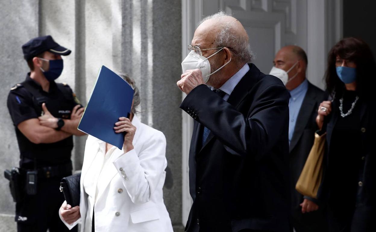 El magistrado Fernando Valdés y su esposa a la salida del Tribunal Supremo.