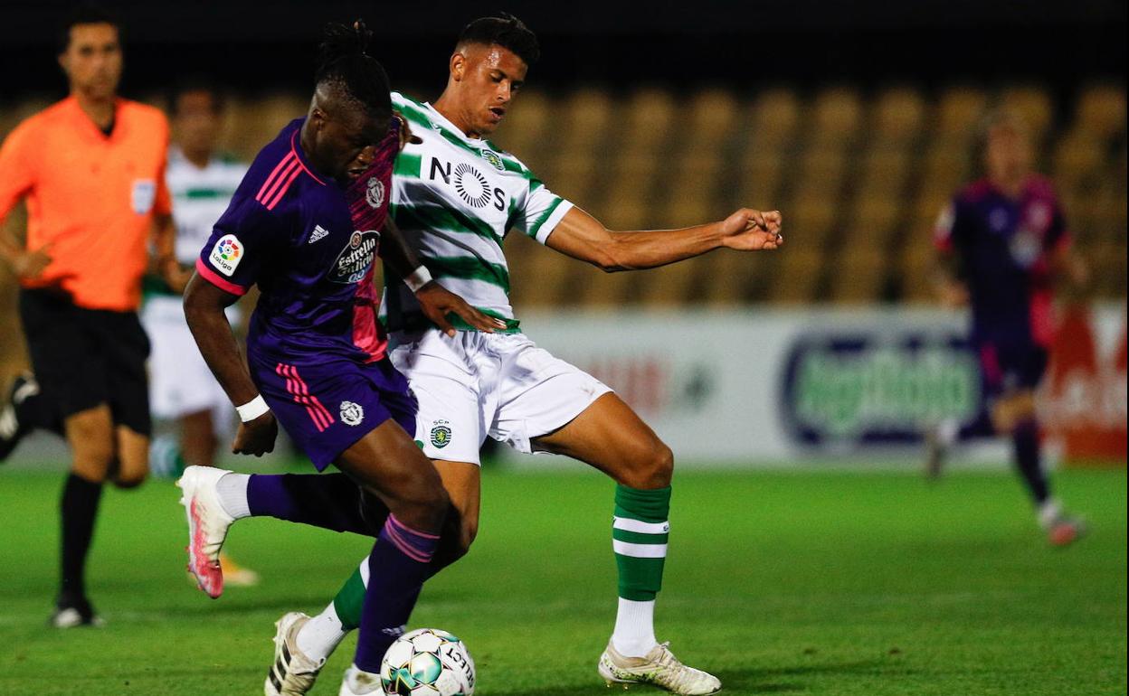 Sekou pugna con Feddal, del Sporting de Lisboa durante un amistoso de pretemporada. 