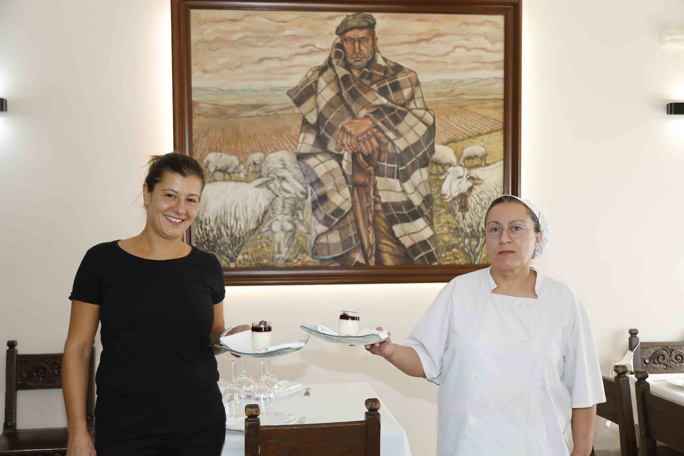 María Margüello y Almudena Minguela con el postre. 