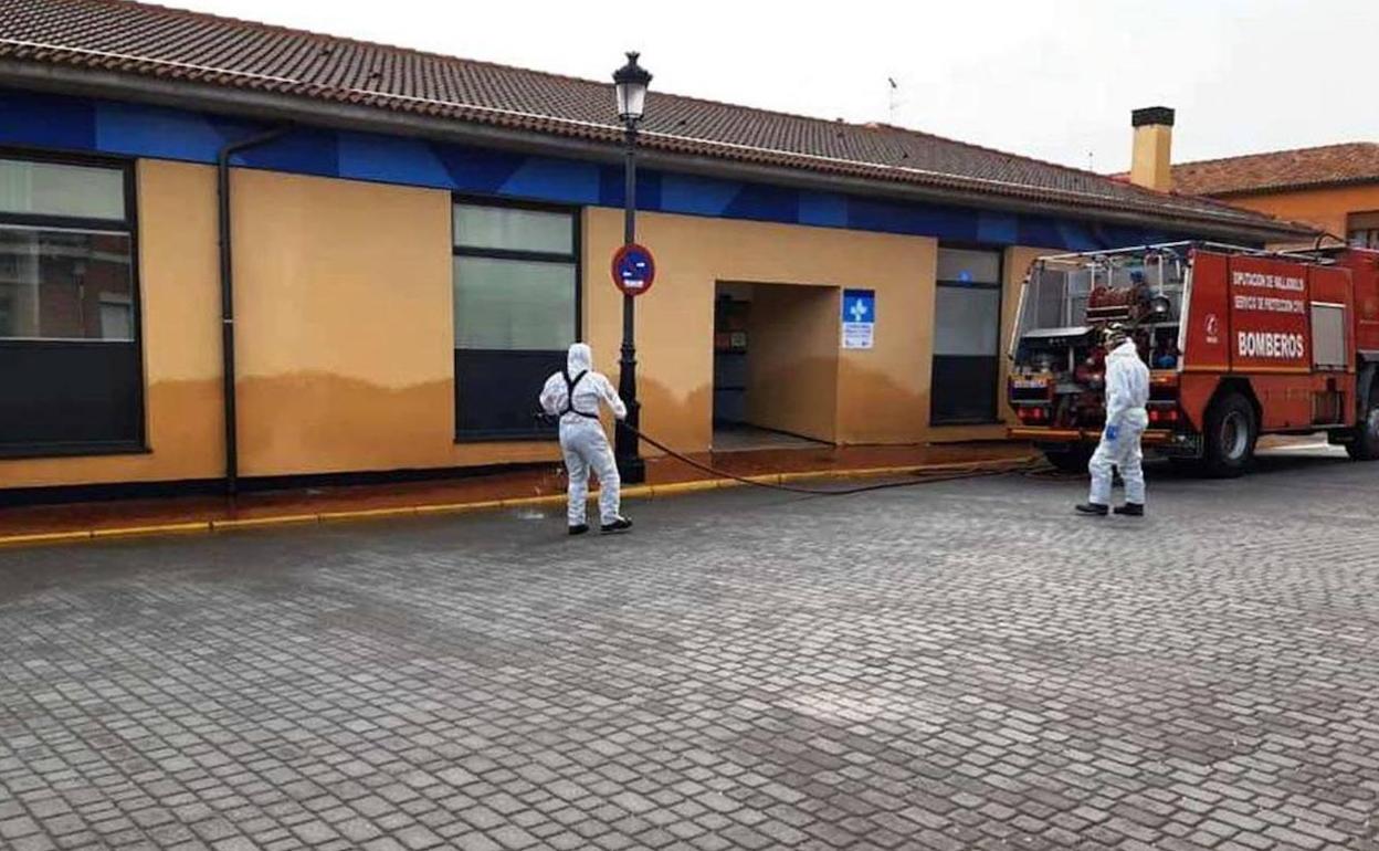 Dos bomberos realizan labores de desinfección en el exterior del centro de salud de Pedrajas de San Esteban durante el confinamiento por el rebrote de la pandemia.