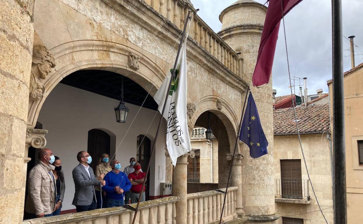 El alcalde, Marcos Iglesias, iza la bandera de los Pueblos más bonitos. 