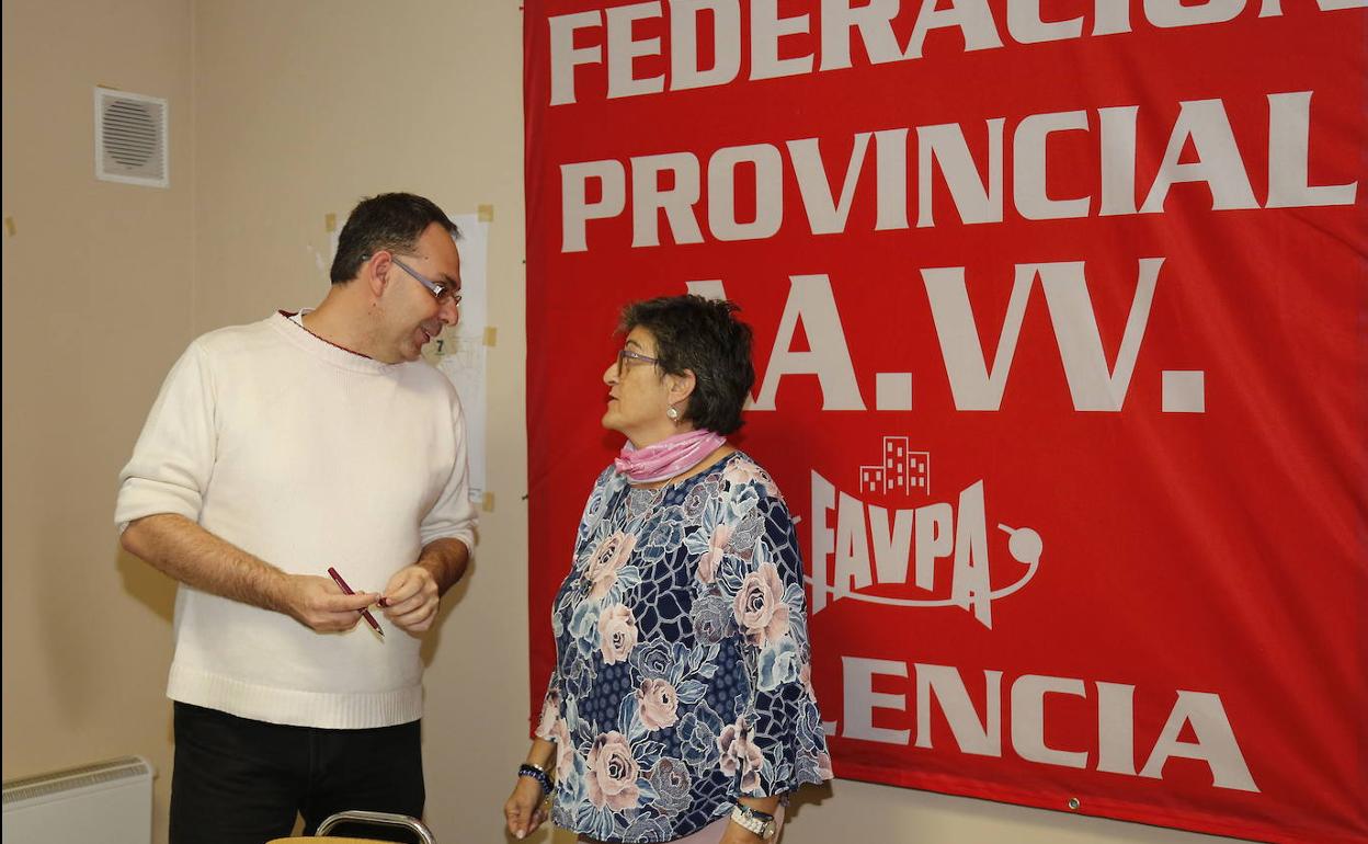 El expresidente de la Federación de Asociaciones de Vecinos de Palencia, Sergio de los Bueis, junto a su predecesora Mayte Rodríguez.