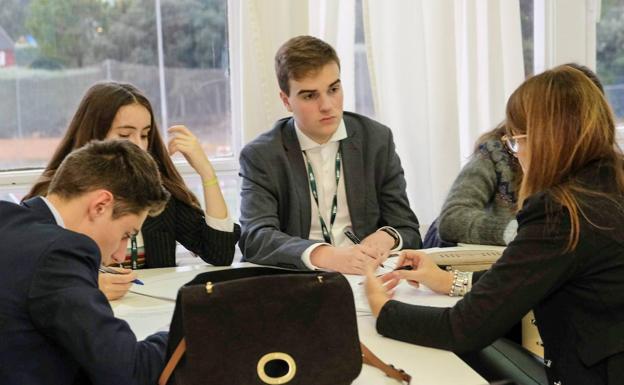 Imagen principal - El equipo seleccionado para el MEP trabaja y posa durante las sesiones de diciembre, en la fase autonómica. En la fotografía individual, Pablo García, el alumno que se clasificó para el nacional.