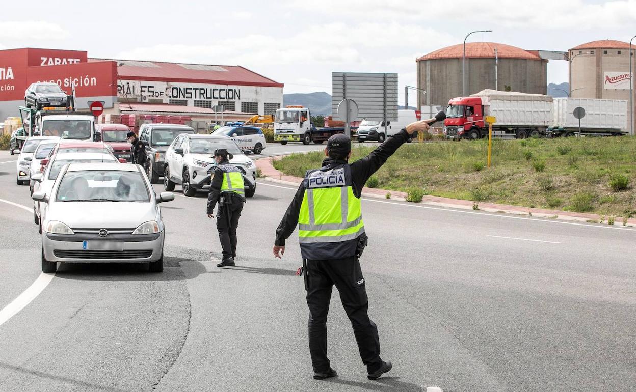 Los agentes controlan los accesos y salidas de Miranda. 