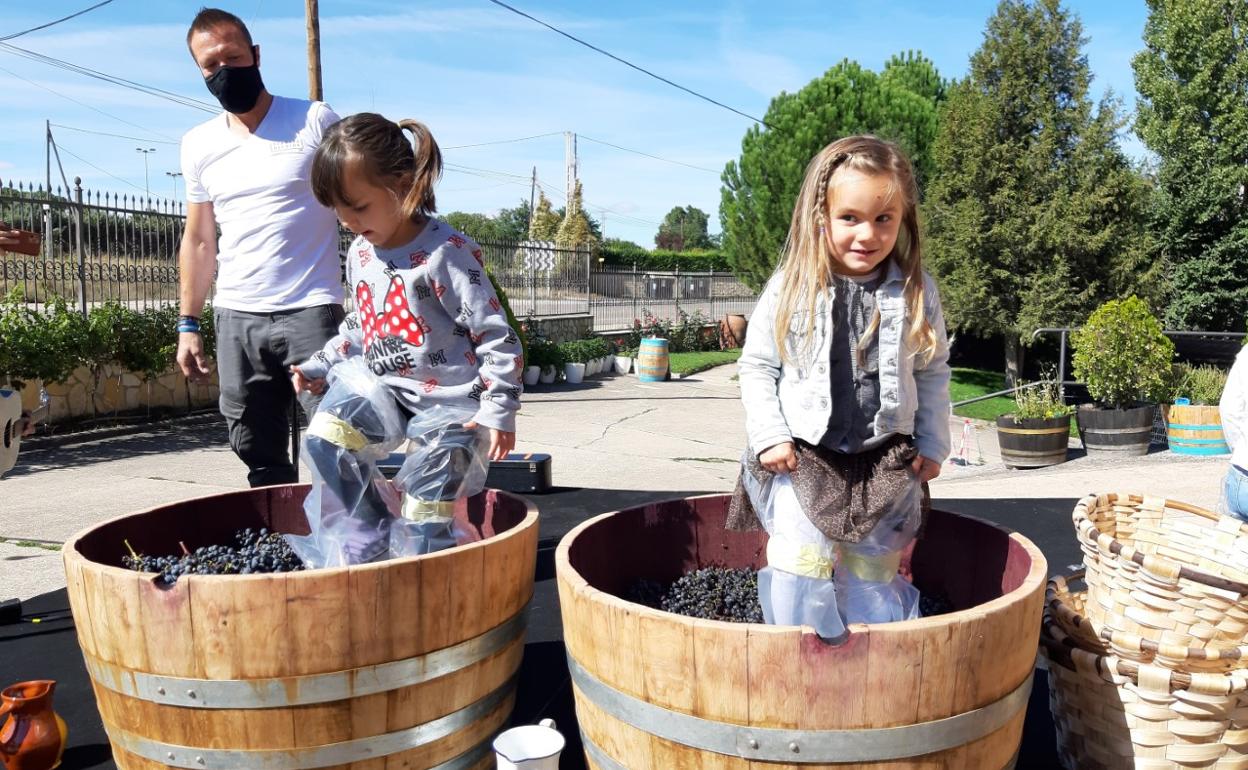 Los niños disfrutan del tradicional pisado de la uva en la vendimia infantil