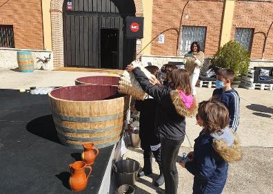 Imagen secundaria 1 - Diferentes momentos de la vendimia infantil 