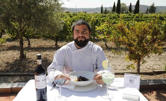 Daniel Pérez con las carrilleras y el postre de sorbete. 