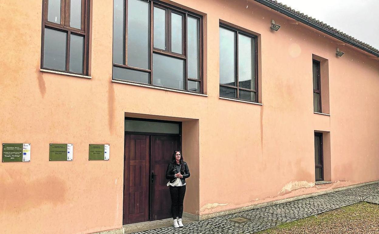 Paola Martín ante el edificio que acogerá el Centro Joven.
