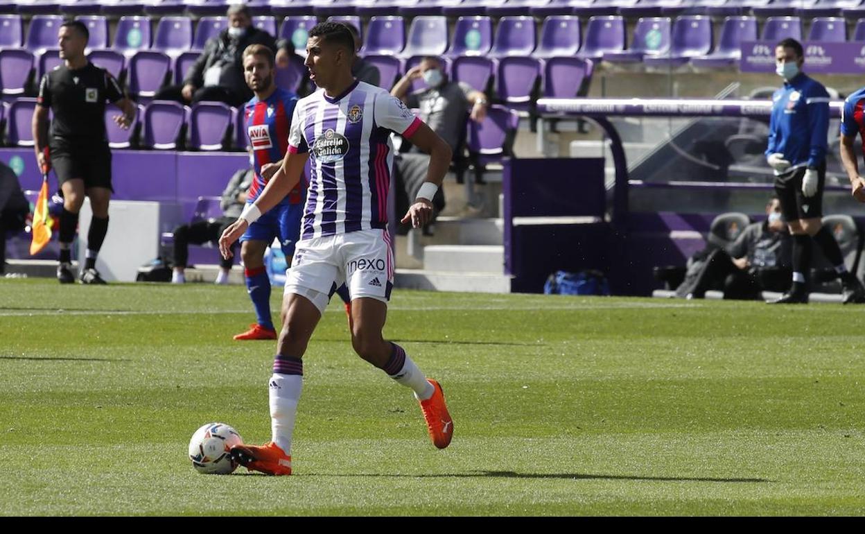 El Yamiq, protagonista en todas las jugadas controvertidas de las primera parte. 