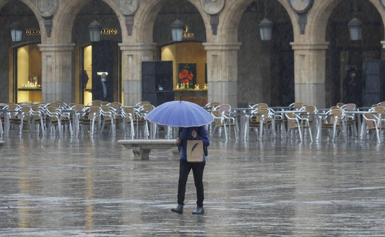 Lluvia en la Plaza Mayor de Salamanca, en una fotografía tomada este viernes.