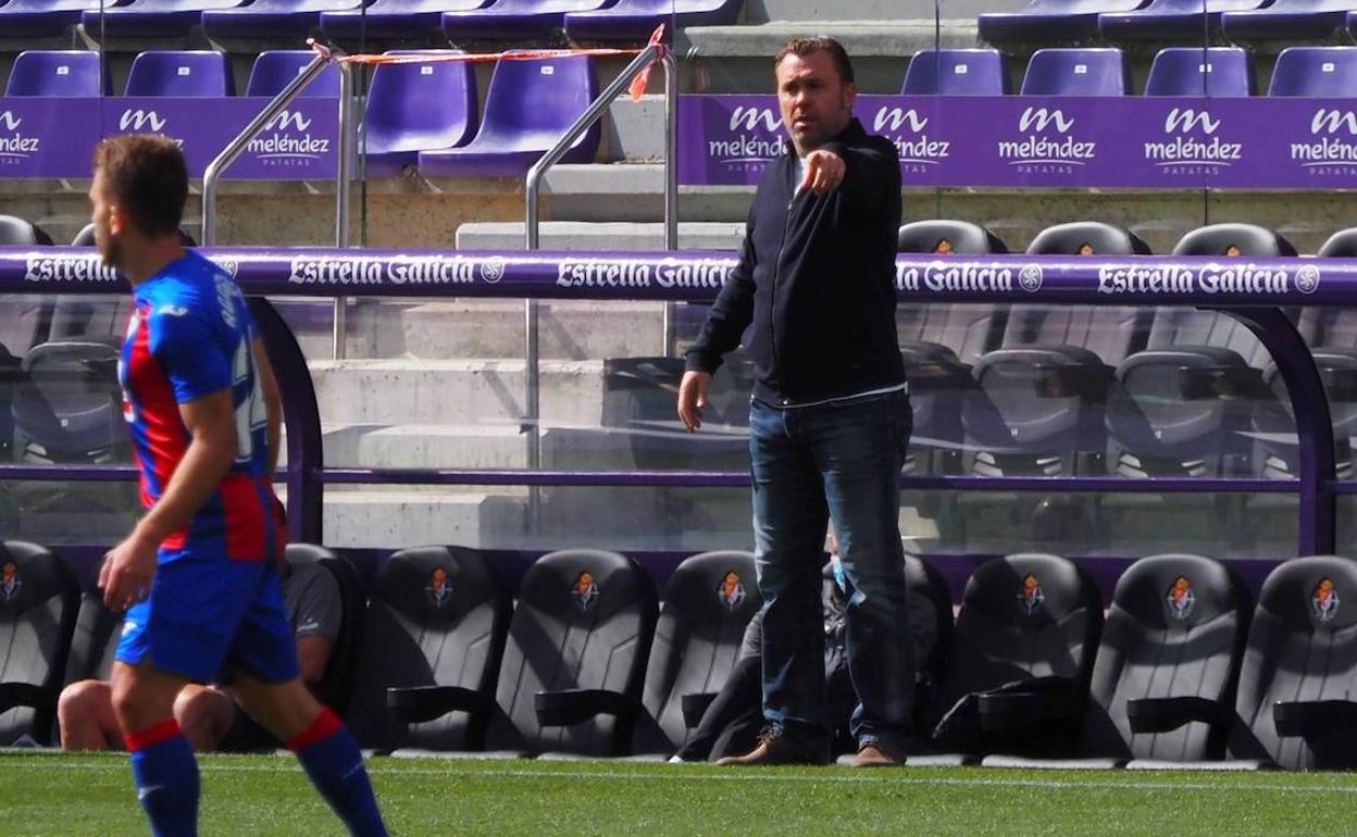 Sergio da instrucciones desde la banda. 