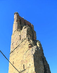 Imagen secundaria 2 - Imágenes de la Torre de la desaparecida Iglesia de SanPedro (exterior e interior) y relicario de la iglesia SanPelayo. 