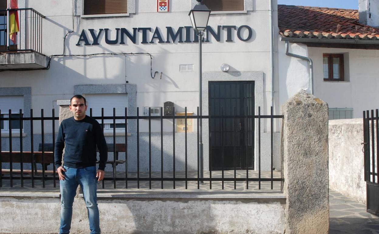 Juan José Serrano, alcalde de Fuenterroble de Salvatierra, a la puerta del Ayuntamiento. 