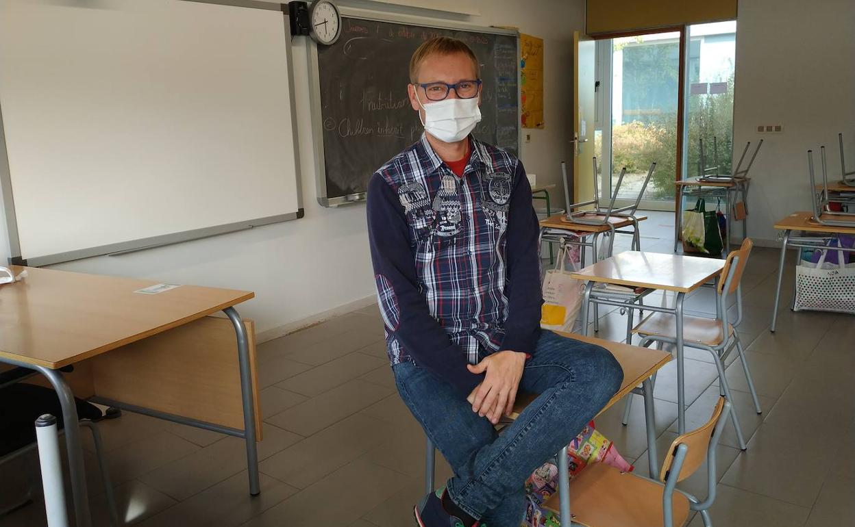 Héctor Pariente, en un aula de su colegio de El Peral. 