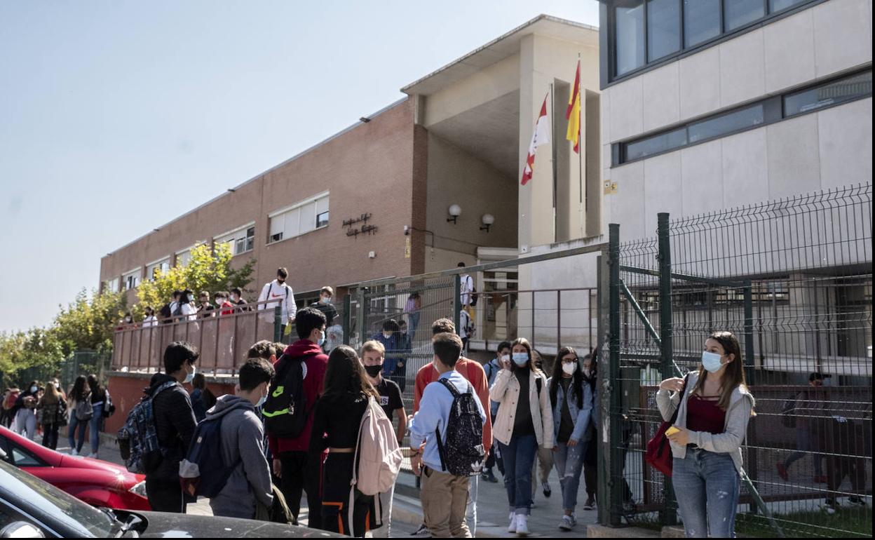 Alumnos a la puerta del instituto Julián Marías de Valladolid. 