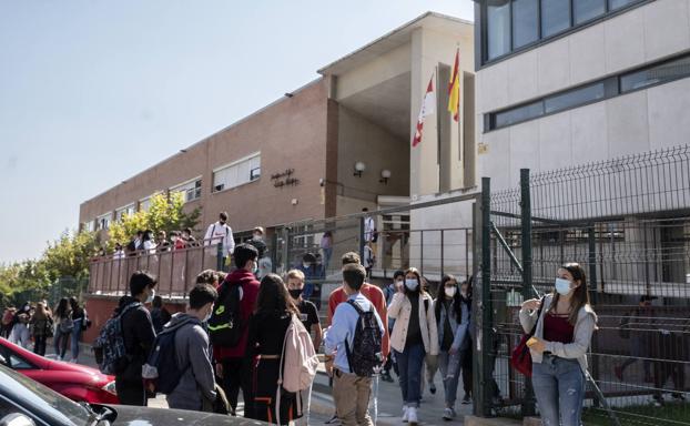 El curso escolar alcanza su primer mes con apenas un 1% de positivos en las aulas de la región