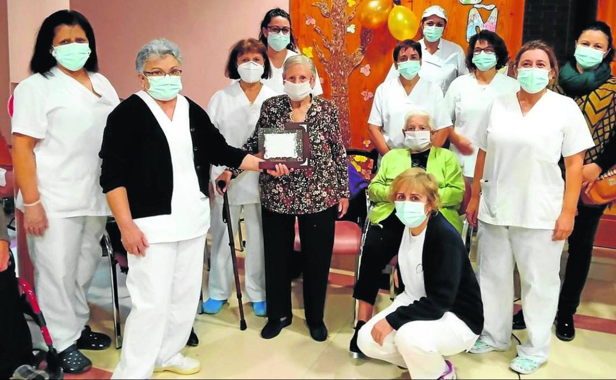 Ángela, en el centro, rodeada de trabajadoras de la residencia donde vive. 