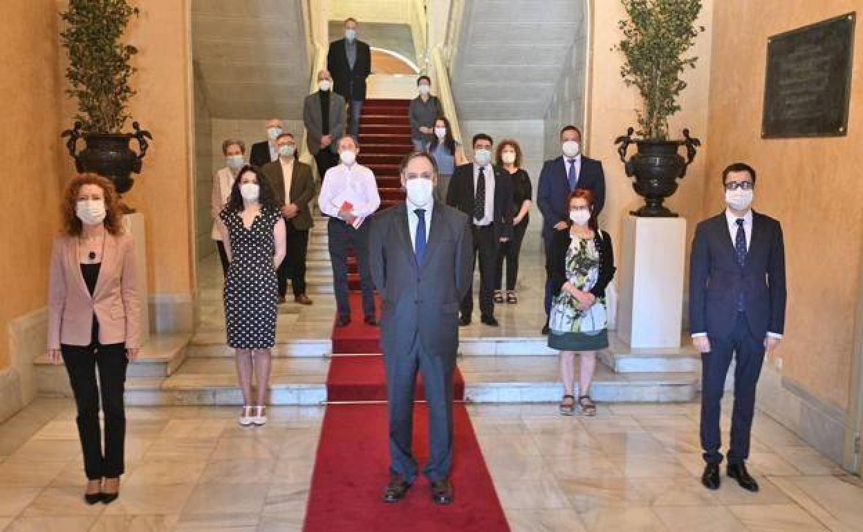 Foto de familia de los concejales y agentes sociales que rubricaron el pasado 22 de mayo el pacto por la reactivación económica de Salamanca.