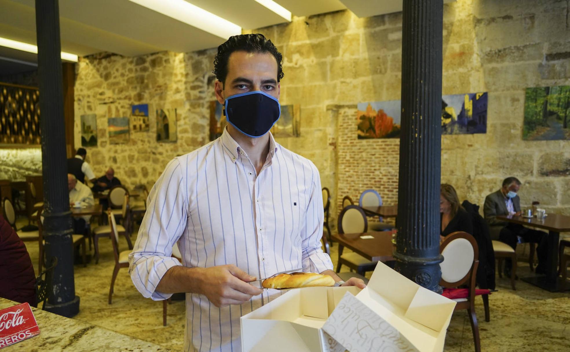 Javier Cortés prepara un pack de comida sobrante para vender por la App.