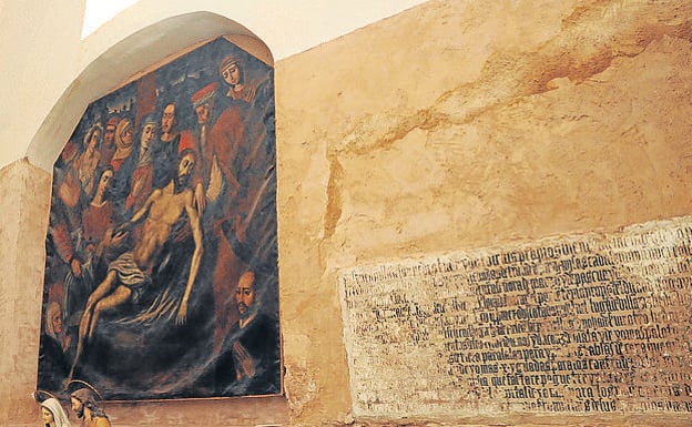 Imagen principal - Arriba, pintura de Cristo muerto a los pies de la cruz y lápida, en la iglesia; abajo, sagrario de la iglesia y El Cubo. 