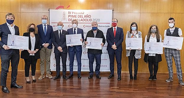Los galardonados con sus diplomas. 