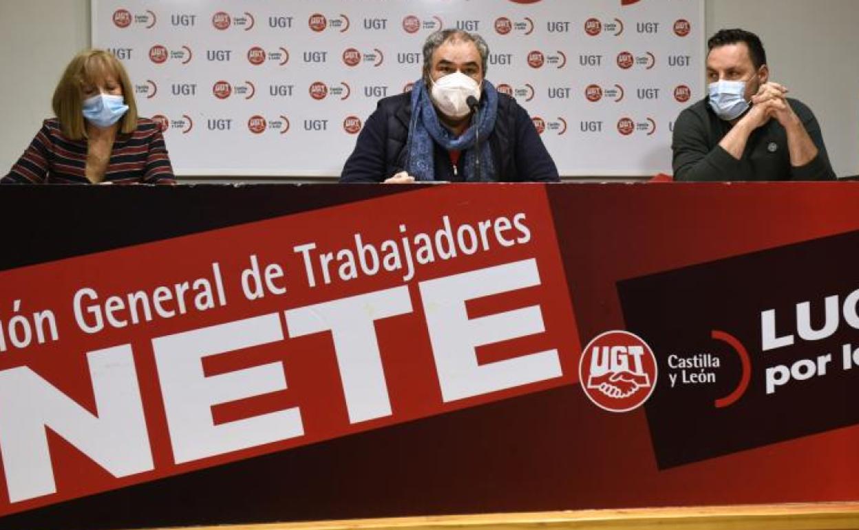 Alfonsa Bonafonte, Tomás Pérez Urueña y Miguel Holguín, durante la rueda de prensa en UGT. 