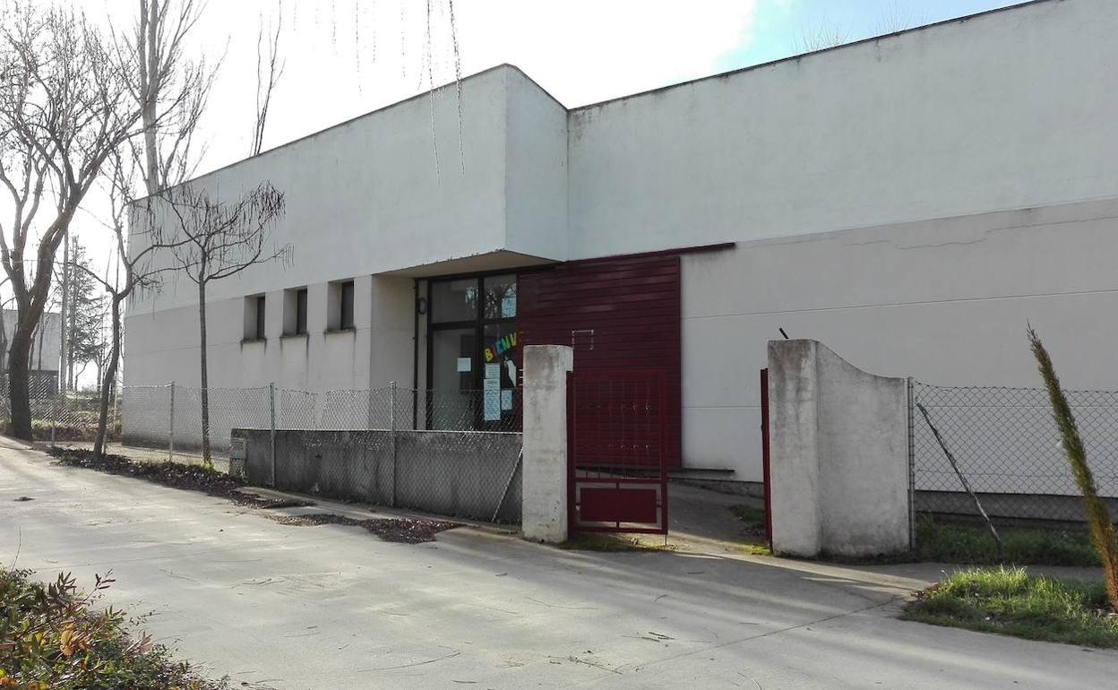 Exterior del centro escolar de Beleña.