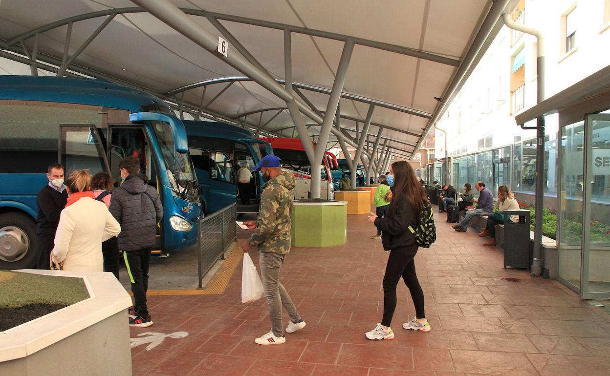 Viajeros en las dársenas de la estación de autobuses de Segovia estos días. 