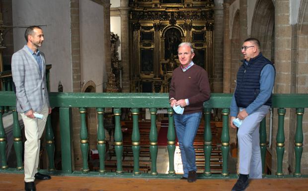 Imagen principal - Arriba, Alfonso Álvarez, David Santamera y Roberto Moreno, ayer en San Miguel. Sobre estas llíneas, estado de las bóvedas de la nave central, muy deteriorada por la humedad que se filtra desde la cubierta y una grieta parte de la base de una de las ventanas en la cara sur del campanario. 