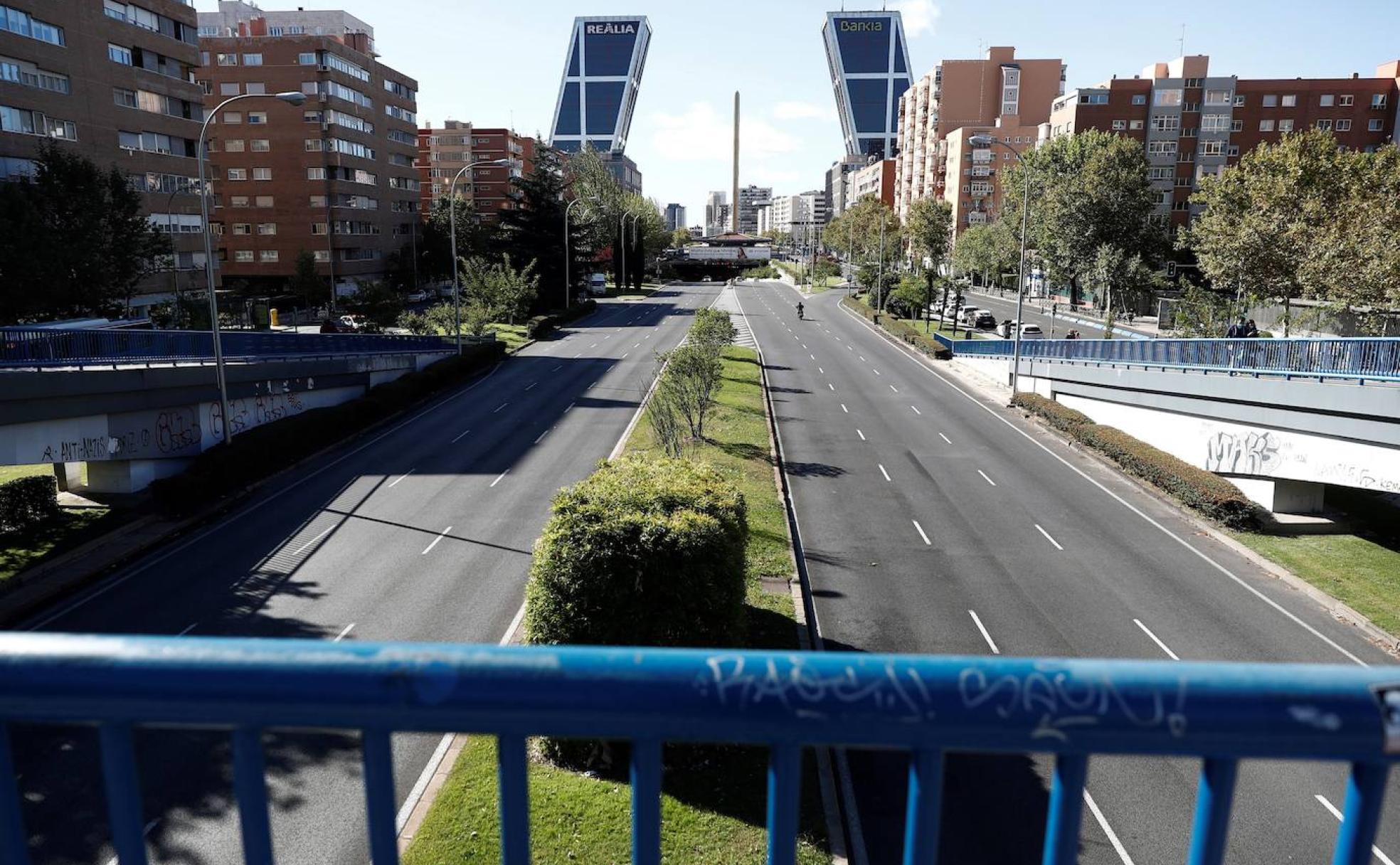 Vista del madrileño Paseo de la Castellana sin tráfico este sábado.