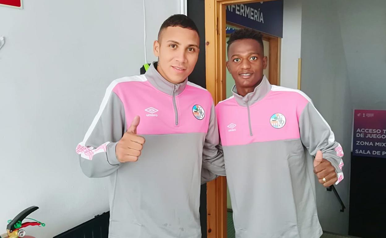 Anderson Arroyo, a la derecha, posa junto al Puma Chávez antes de ejercitarse hoy con el equipo. 