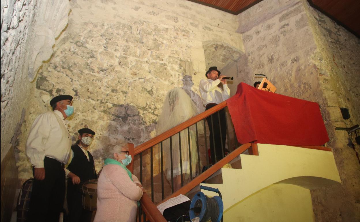 Un momentodel ensayo abierto al publico de 'Cierva acosada.'