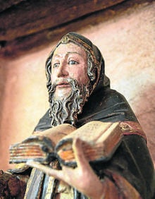 Imagen secundaria 2 - Arriba, exterior de la iglesia El Salvador; abajo, escritorio de madera que puede verse en el museo eclesial y figura de San Antonio Abad, en el interior de la iglesia.