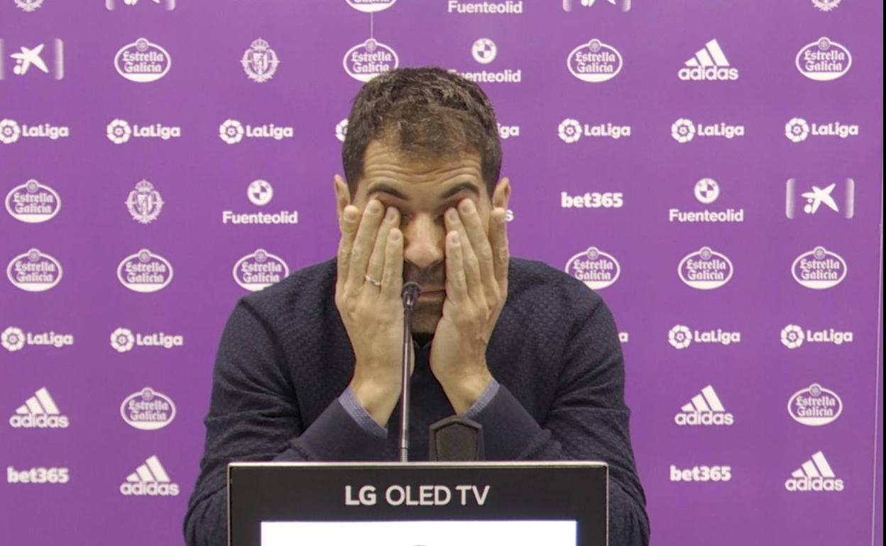 Javi Moyano, emocionado, durante su rueda de prensa de despedida como jugador del Real Valladolid